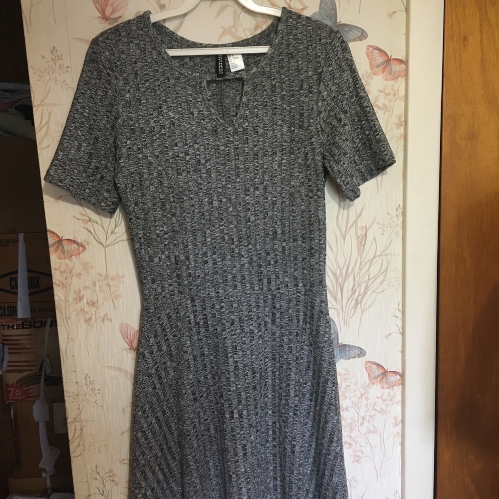 Short sleeves medium length gray dress